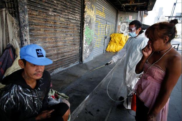 موظف يقوم بتطهير موقع للمشردين بعد أن أعلنت الحكومة المكسيكية حالة الطوارئ لاحتواء تفشي فيروس الكورونا في وسط العاصمة مكسيكو سيتي. تصوير: جوستافو جراف مالدونادو - رويترز.